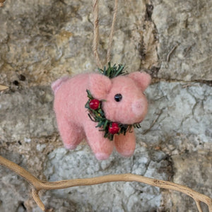 Mixed Wool Pig with Wreath